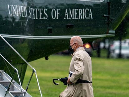 El presidente de EE UU, Joe Biden, se prepara para subir al helicóptero 'Marine One' en el jardín de la Casa Blanca.