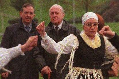 Arzalluz y Anasagasti, ayer, en el homenaje a Castelao de los centros gallegos del País Vasco.