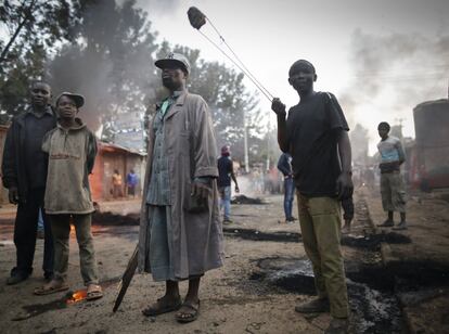 Seguidores del líder opositor, Raila Odinga, lanzan piedras contra los seguidores del actual presidente, en Nairobi (Kenia), el 8 de agosto.