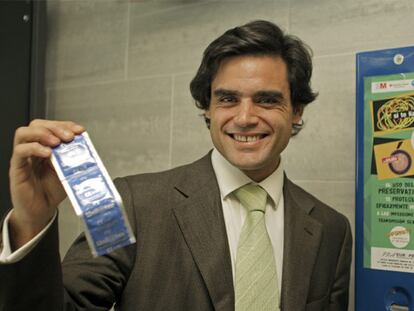 Juan José Güemes ante un expendedor de condones