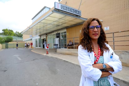Carol Vélez, trabajadora sanitaria en el hospital comarcal de la Marina Baixa, en Villajoyosa,, posa a la entrada a urgencias del hospital alicantino.