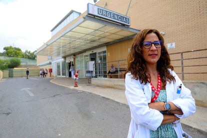 Carol Vélez, trabajadora sanitaria en el hospital comarcal de la Marina Baixa, en Villajoyosa,, posa a la entrada a urgencias del hospital alicantino.