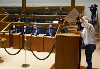 La parlamentaria de EH Bildu Rebeka Ubera interviene esta semana en un pleno del Parlamento vasco.