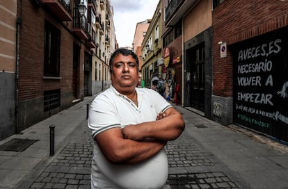 Elahi Mohamed Fazle, presidente de la asociación Valiente Bangla, delante de la sede en el barrio de Lavapiés. 