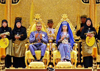Un momento de la ceremonia de la boda real en el imponente palacio de Brunei.