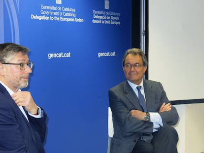 El expresidente de la Generalitat Artur Mas en una charla con el corresponsal europeo y escritor Jean Quatremer 