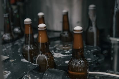 Botellas son rellenadas con cerveza.