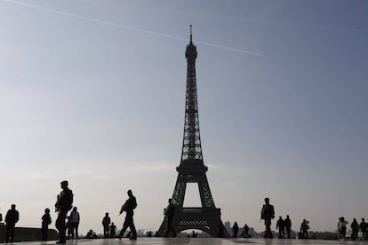 Soldados franceses patrullan las inmediaciones de la Torre Eiffel durante la 'Operation Sentinelle' en la jornada electoral francesa.