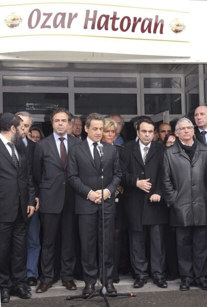 Sarkozy pronuncia un discurso junto al ministro francés de Educación, Luc Chatel y al alcalde de Toulouse, Pierre Cohen en la escuela judía.