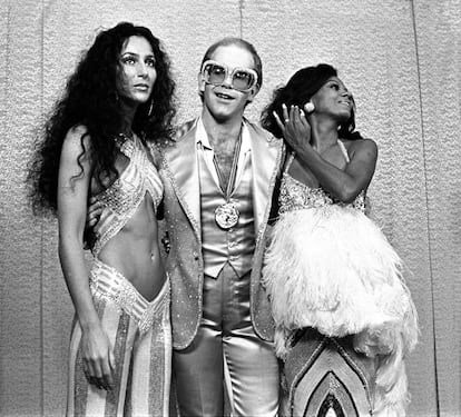 Tras la cancelación del programa de televisión 'The Sonny and Cher Comedy Hour', la cantante comenzó su propio espacio televisivo al que acudieron las grandes estrellas del momento como David Bowie, The Jacksons. En la foto, junto al cantante británico Elton John (centro) y Diana Ross (derecha) en los Rock Music Awards de 1975.
