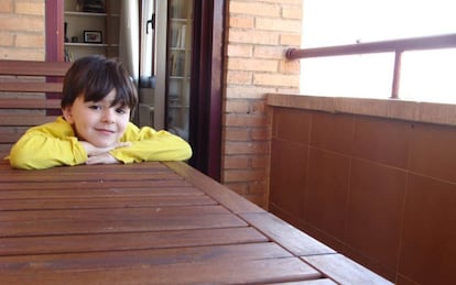 Un niño en la terraza de su casa. 