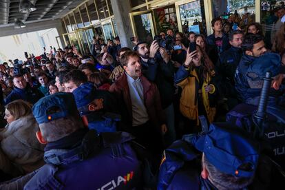 Agentes de la policía ante los estudiantes que protestan a las puertas de la Facultad de Ciencias de la Información de la Universidad Complutense de Madrid.