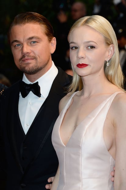 Labios rojos, tez pálida y melena casi planchada. Mulligan, acompañada por Leonardo DiCaprio (Jay Gatsby en el film) a su llegada a la alfombra roja.