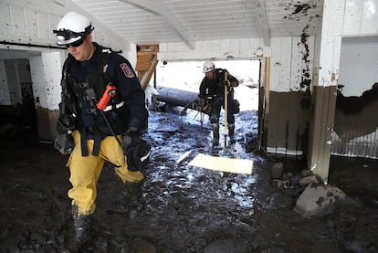 En el estado de California, 20 personas fallecieron a causa de las fuertes lluvias torrenciales y por los deslizamientos de tierra registrados. En la imagen, miembros de los equipos de rescate terrestre inspeccionan una casa en Montecito, el 11 de enero de 2018.