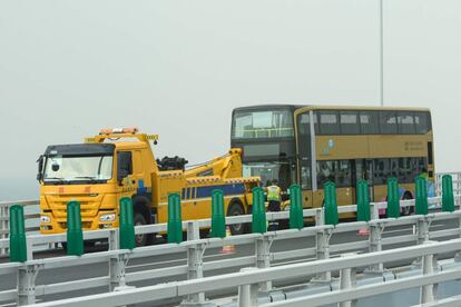 Una grúa recoge un autobús averiado en una sección del puente Hong Kong-Macao-Zhuhai, el 24 de octubre de 2018.