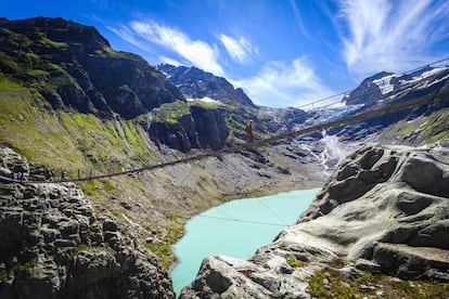 Este puente colgante de acero debe su existencia al cambio climático: como el glaciar de <a href="https://www.grimselwelt.ch/en/excursion-tips/trift" target="_blank">Trift</a>, en el valle de Gadmertal, en el cantón de Berna, dejó un lago al retirarse, había que ofrecer a los caminantes un modo de cruzarlo. Sus 170 metros se extienden a una altura de 100 y ofrece unas fantásticas vistas sobre el glaciar y el lago.