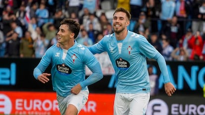 Pablo Durán celebra su segundo gol ante la Real Sociedad con Mingueza.