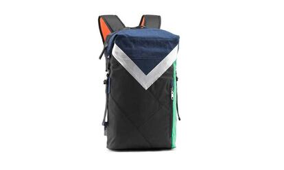 Inspirada en las mochilas de buceo, Diesel ha hecho esta bolsa de supervivencia. Sporty, ligera y siempre útil.