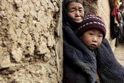 Jin Zi La Bu, huérfano a causa del sida, fotografiado junto a su abuela en Lianghsan Yi.