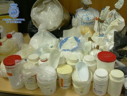 Algunas de las sustancias intervenidas en los laboratorios de cocaína.