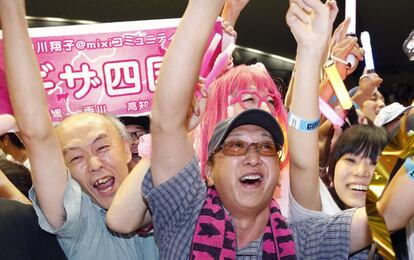 Ciudadanos japoneses celebran la victoria en Tokyo.