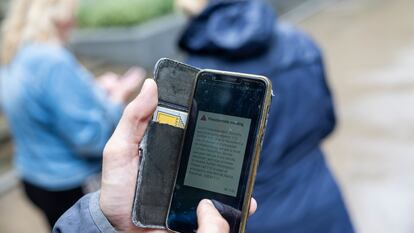 Un turista holandés consulta la alerta enviada a todos los móviles por el 112 de la Comunidad de Madrid.
