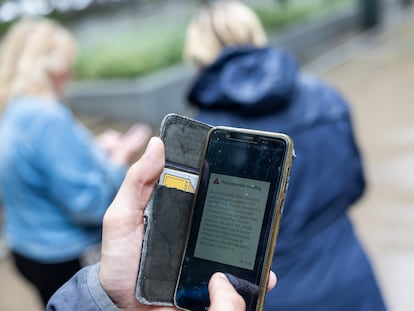 Un turista holandés consulta la alerta enviada a todos los móviles por el 112 de la Comunidad de Madrid.