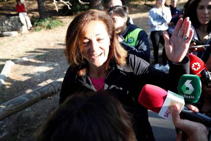 Dolores Fernández Ochoa, hermana de Blanca Fernandez Ochoa, contesta a los periodistas antes del inicio de las labores de búsqueda en Cercedilla, el 2 de septiembre.