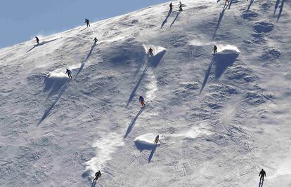 Turistas bajan una colina en el centro de esquí alpino de Saalbach-Hinterglemm (Austria).