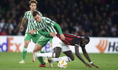 Lo celso pelea el balón con Bakayoko.