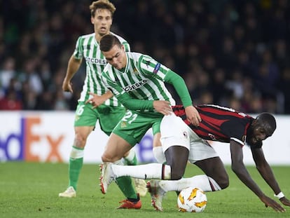 Lo celso pelea el balón con Bakayoko.