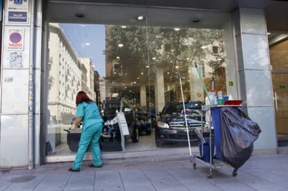 El escaparate de un concesionario en la calle Bravo Murillo de Madrid