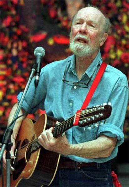 Pete Seeger canta <i>Guantanamera </i><b>en</b> el 40º aniversario de la Casa de las Américas, en La Habana en 1999.