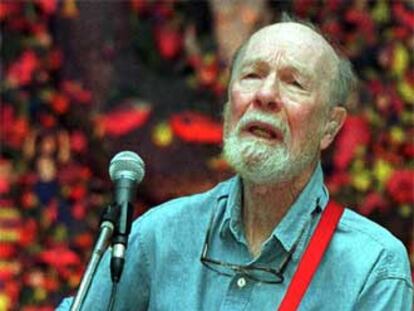 Pete Seeger canta <i>Guantanamera </i><b>en</b> el 40º aniversario de la Casa de las Américas, en La Habana en 1999.