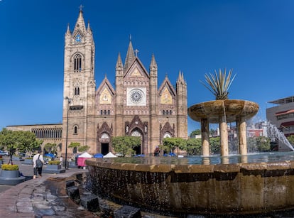 Guadalajara es la capital cultural de México y ahora mismo, destaca 'Time Out', Colonial Americana es el epicentro de su escena 'underground'. Su mezcla de mansiones 'art déco' y neoclásicas con casas ocupadas por artistas, tiendas de música y elegantes cafés convierten este barrio en una delicia para sus habitantes y un lugar a descubrir para los turistas. La plaza que rodea el neogótico Templo Expiatorio del Santísimo (en la imagen) es un buen lugar para comprender la naturaleza del barrio. Desde aquí se puede observar el trasiego de la gente a cualquier hora del día gracias a sus numerosos carros de comida y a los artistas callejeros. Por la noche se cambia el café por el tequila en los animados bares de la avenida Chapultepec.