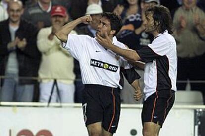 Sánchez (a la izquierda) celebra junto a Aimar el primer gol del Valencia.