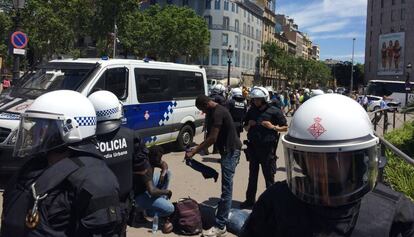 Un manter estès a terra després d'una actuació policial a Barcelona.