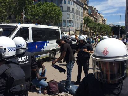 Un manter estès a terra després d'una actuació policial a Barcelona.