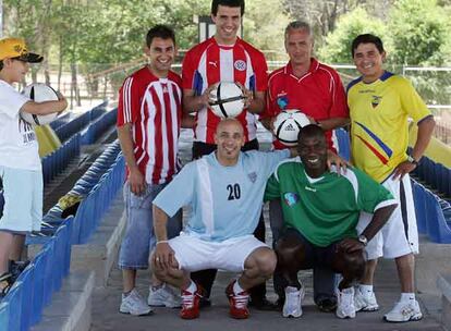 De derecha a izquierda y de arriba abajo, José Oleas, Kiril Mitkov, Alfredo Enciso, Fidel Fernández, Boubacar Camara y Américo López, en las gradas de los campos de fútbol Ernesto Cotorruelo. A la izquierda, el hijo de López.