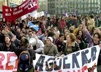 La manifestación celebrada en Barcelona con motivo del Día de la Mujer ha centrado sus reivindicaciones en el rechazo a la guerra en Irak y a la discriminación salarial por motivos de género. En la concentración también se han visto pancartas de 'Nunca Màis'.