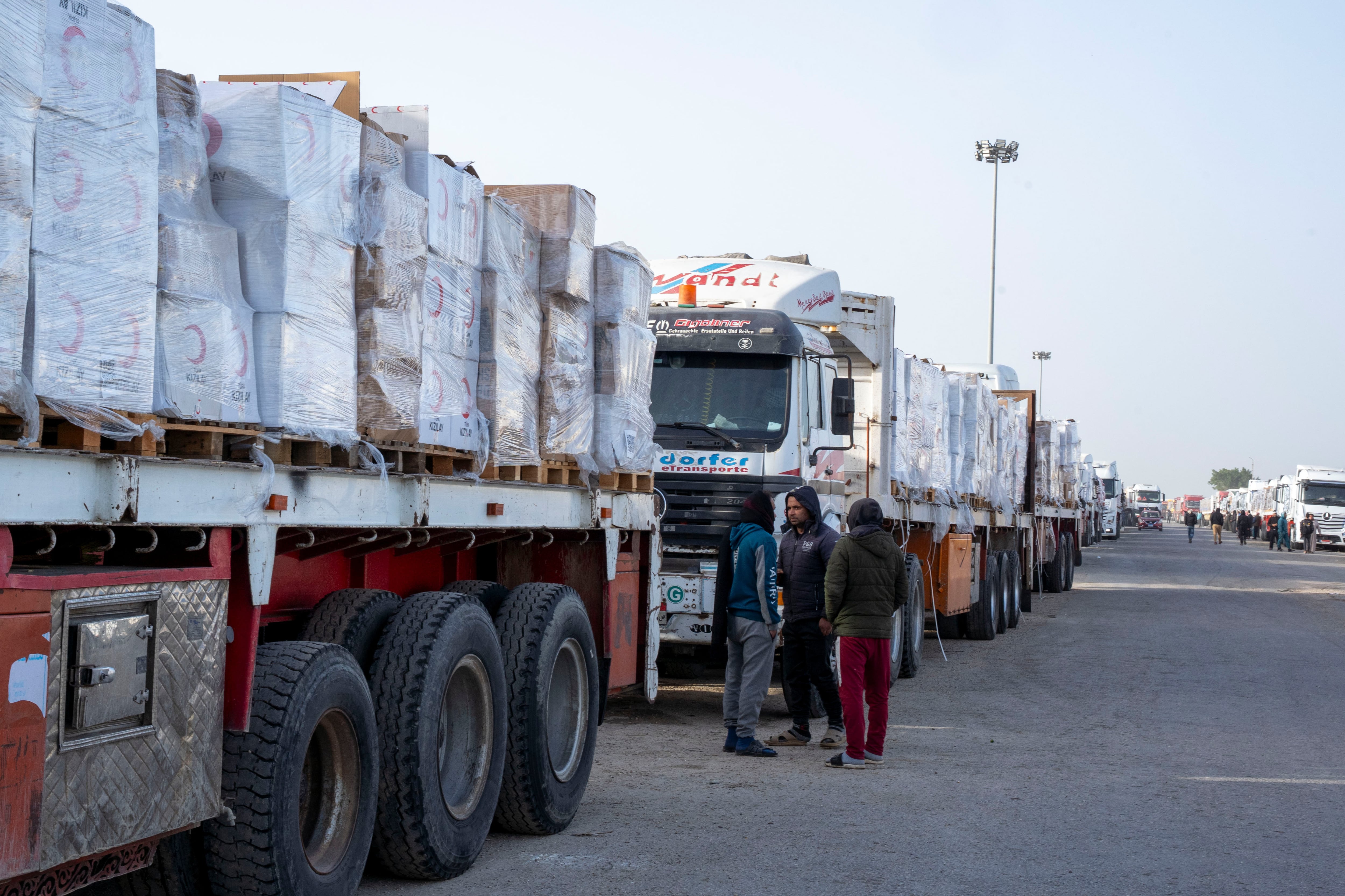 Las autoridades de Libia retienen a 10 miembros de una caravana con ayuda para&hellip;