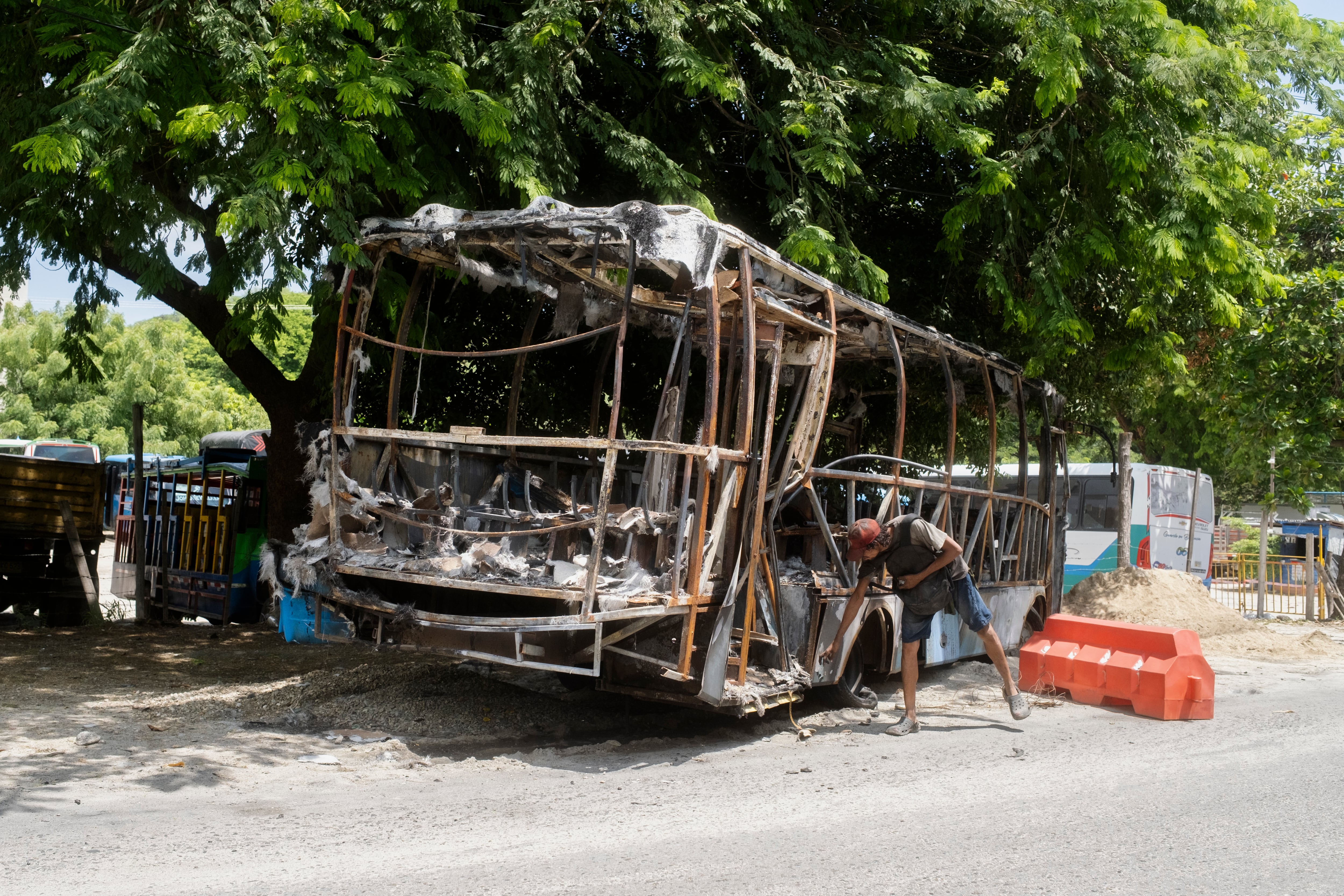 Uno de los dos buses de servicio público incendiados en la Troncal del Caribe, en Santa Marta.