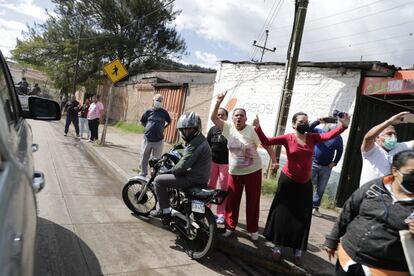 Varias personas gritan al paso de la caravana que transportaba a Hernández tras su detención. La justicia estadounidense ya pisaba los talones del expresidente desde mucho antes de dejar el poder el 27 de enero. Hace un año, su hermano Tony Hernández fue condenado a cadena perpetua en una corte de Nueva York en un juicio donde el expresidente fue señalado más de 100 veces por distintos criminales.