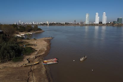 La bajada del Paraná ha afectado a las comunidades colindantes que obtienen recursos del río. En la comunidad del Espinillo habitan aproximadamente 30 familias que mantienen la pesca artesanal como forma de vida y tradición cultural.