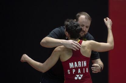 Carolina Marín se abraza a Anders Thomsen para celebrar el pase a la final del torneo. Una competición que terminaría abandonando por su lesión con la rotura del ligamento cruzado.