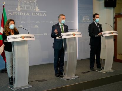 El lehendakari Urkullu comparece junto a los consejeros Gotzone Sagardui y Javier Hurtado este martes en la sede del Gobierno vasco.
