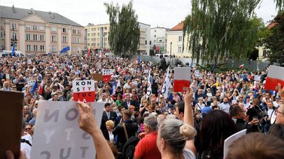 Manifestación contra la reforma judicial frente a la Corte Suprema en Varsovia, Polonia.