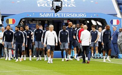 Deschamps, con sus jugadores en San Petersburgo.