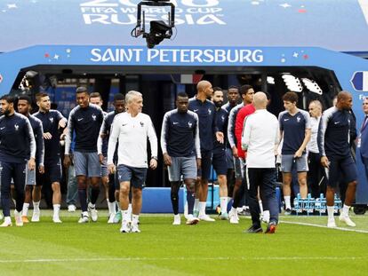 Deschamps, con sus jugadores en San Petersburgo.