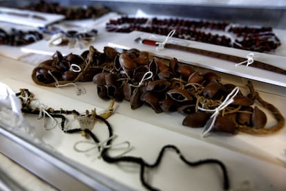 Manualidades de la cultura Shipibo, alto Amazonas. En el taller de restauración. Además de la exposición permanente, el museo cuenta con una biblioteca especializada, un salón de actos, varias salas para muestras temporales y talleres, y un laboratorio para la conservación y restauración de las piezas.